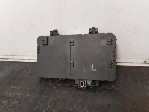 CAJA RELES / FUSIBLES 111748