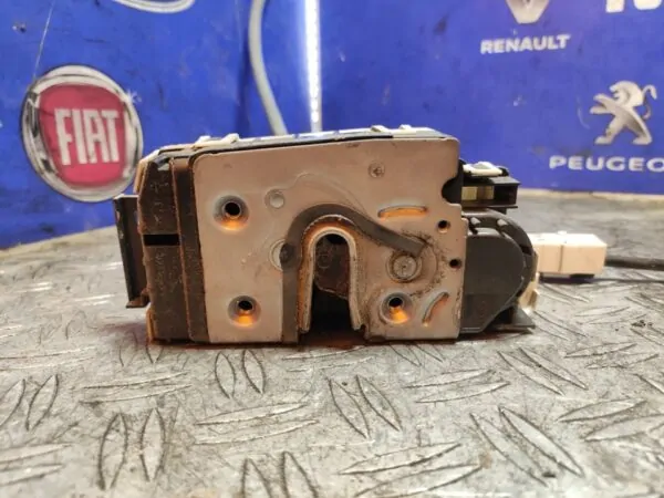 CERRADURA PUERTA DELANTERA DERECHA 104026