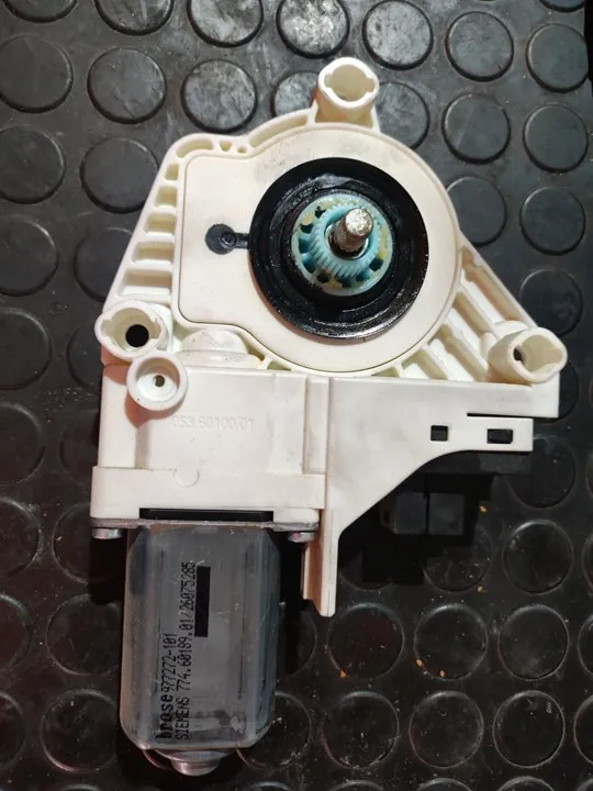 MOTOR ELEVALUNAS DELANTERO DERECHO 108667