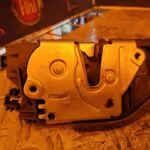 CERRADURA PUERTA DELANTERA DERECHA 100437