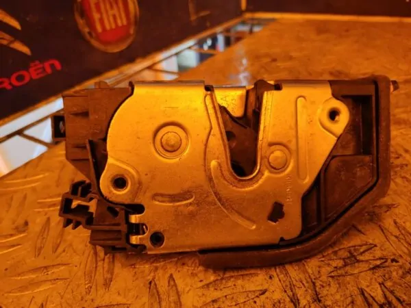CERRADURA PUERTA DELANTERA DERECHA 100437