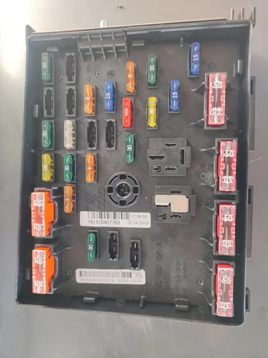 CAJA RELES / FUSIBLES 107942