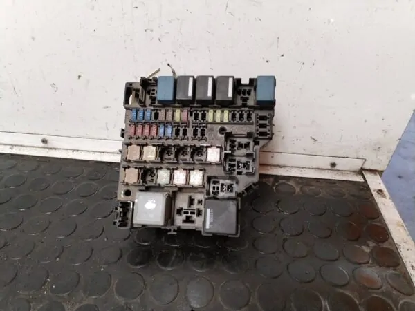 CAJA RELES / FUSIBLES 110884