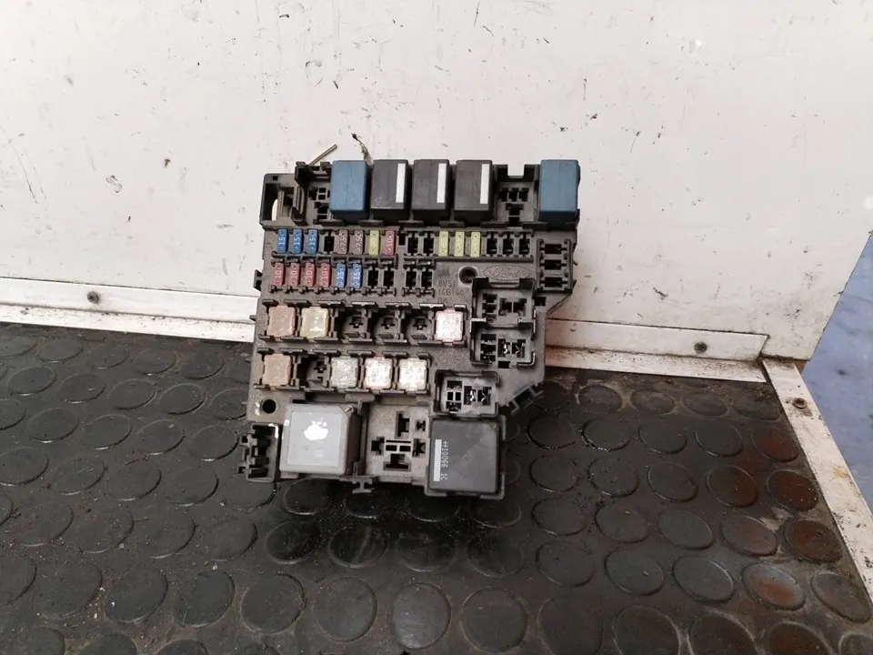 CAJA RELES / FUSIBLES 110884