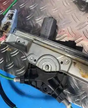 ELEVALUNAS DELANTERO DERECHO 91599