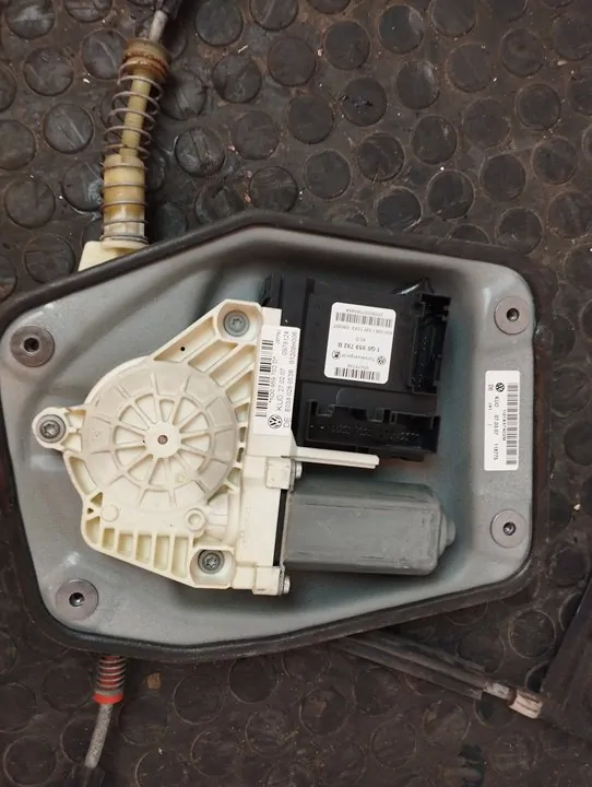 MOTOR ELEVALUNAS DELANTERO DERECHO 105635