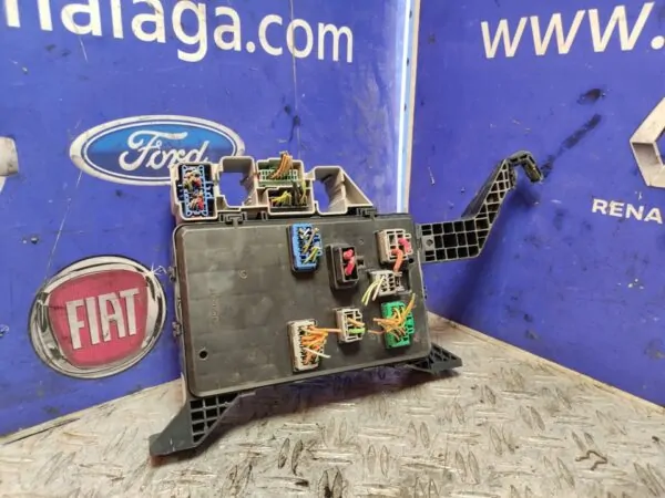 CAJA RELES / FUSIBLES 103774