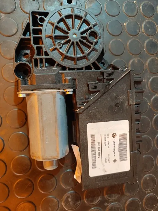 MOTOR ELEVALUNAS DELANTERO DERECHO 106908
