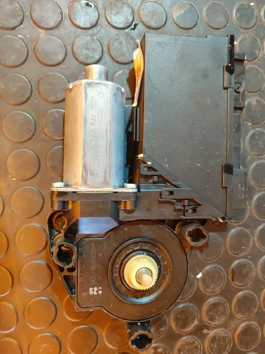 MOTOR ELEVALUNAS DELANTERO DERECHO 106908