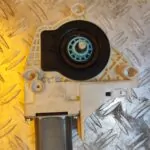 MOTOR ELEVALUNAS TRASERO DERECHO 99708