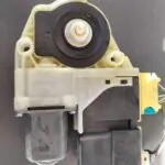 MOTOR ELEVALUNAS DELANTERO DERECHO 115132