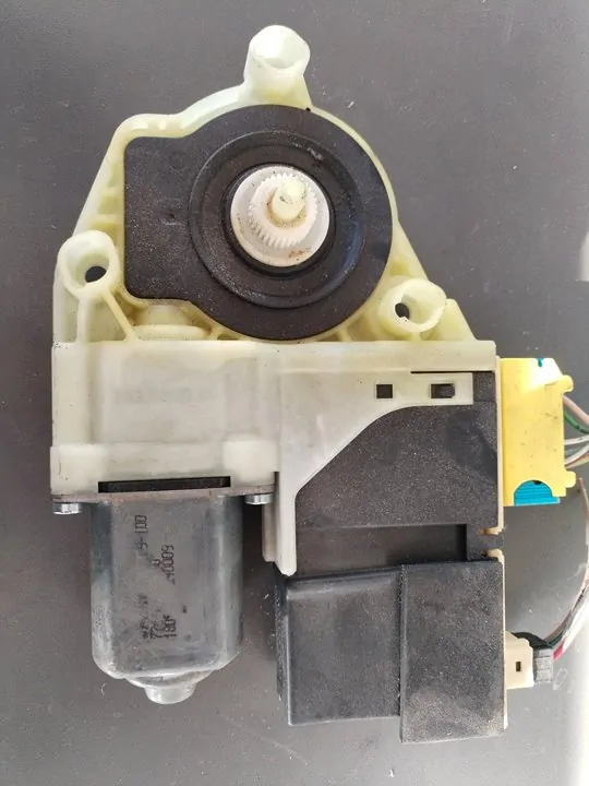 MOTOR ELEVALUNAS DELANTERO DERECHO 115132