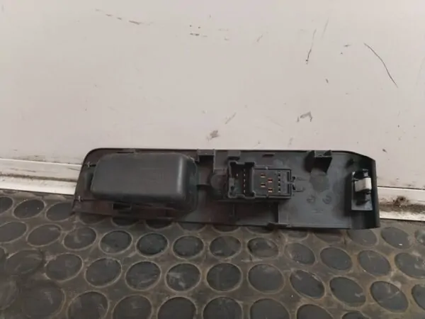 MANDO ELEVALUNAS DELANTERO DERECHO 111636