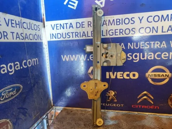 ELEVALUNAS DELANTERO DERECHO 100968