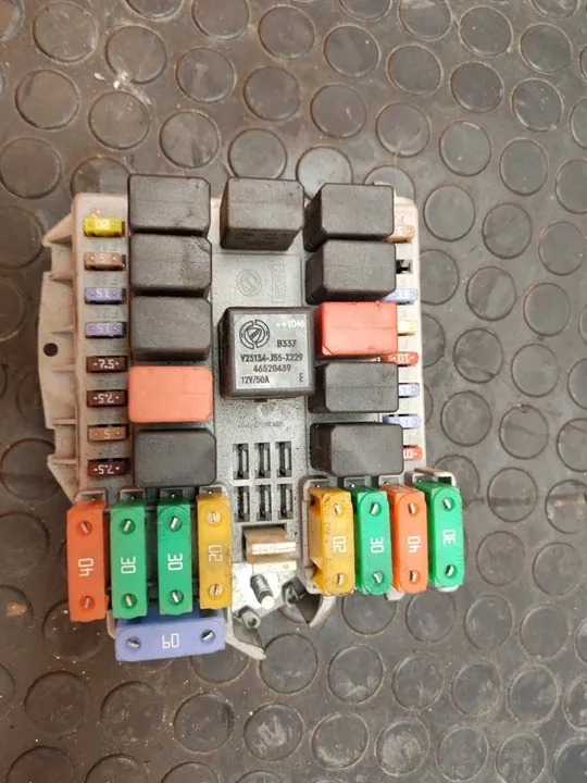 CAJA RELES / FUSIBLES 104693