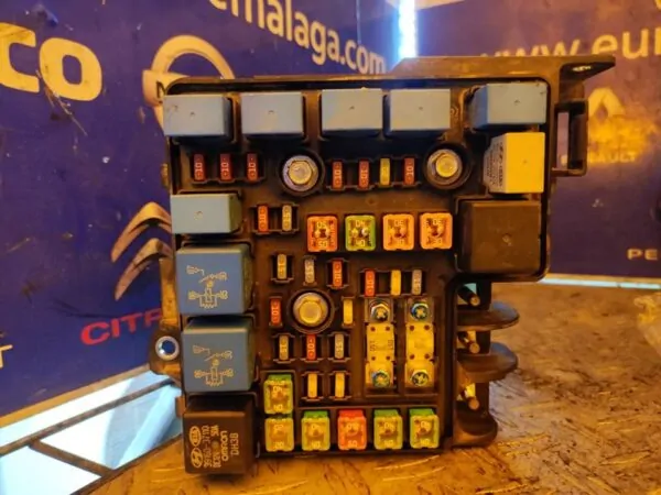 CAJA RELES / FUSIBLES 100544
