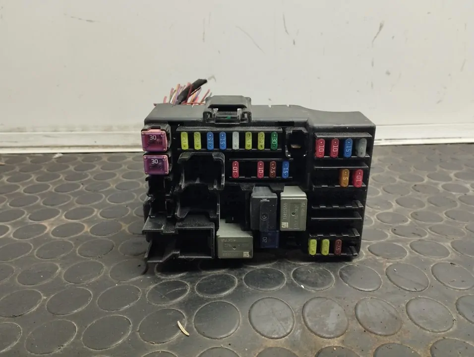 CAJA RELES / FUSIBLES 110641