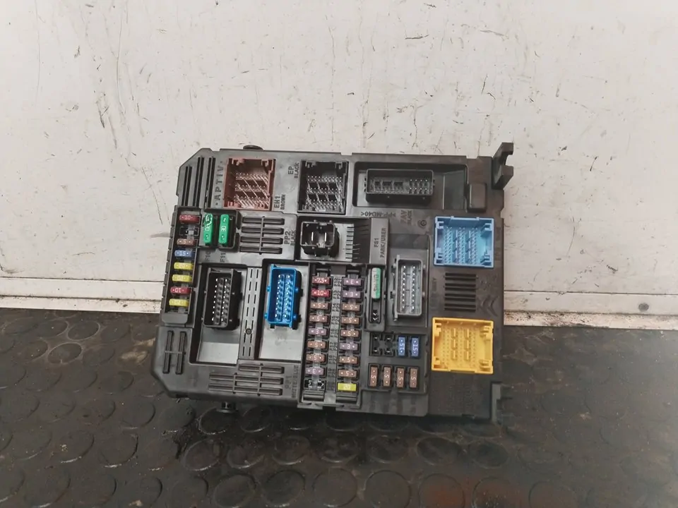 CAJA RELES / FUSIBLES 111089