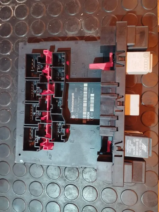 CAJA RELES / FUSIBLES 105637