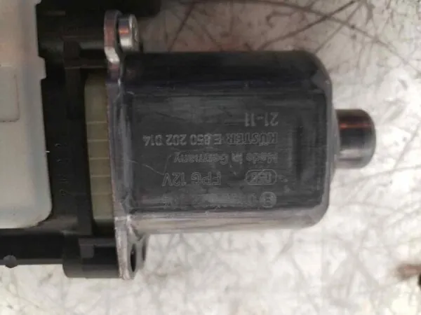 MOTOR ELEVALUNAS TRASERO DERECHO 116623