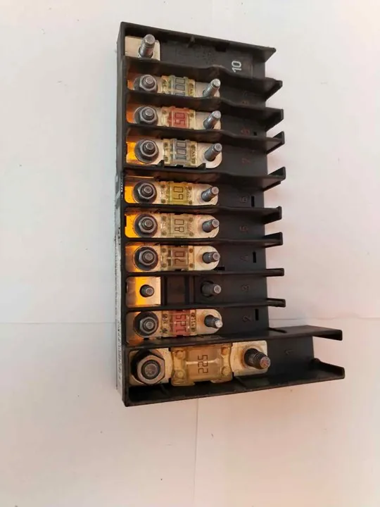 CAJA RELES / FUSIBLES 117111
