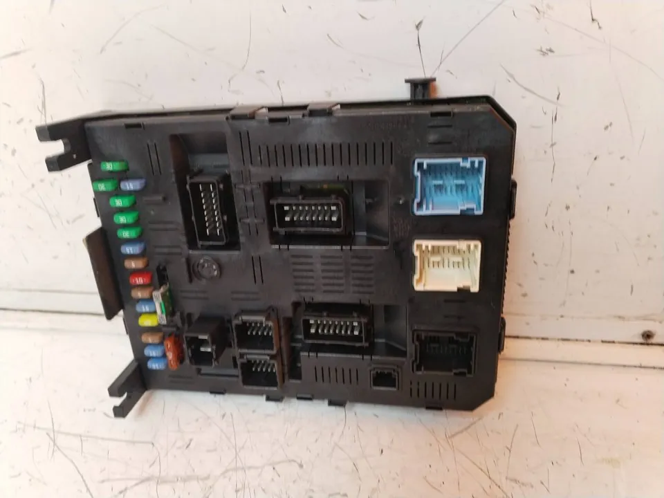 CAJA RELES / FUSIBLES 115378