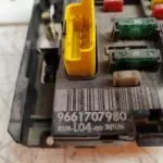 CAJA RELES / FUSIBLES 119798