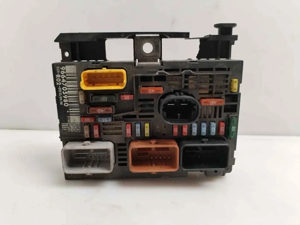 CAJA RELES / FUSIBLES 119671
