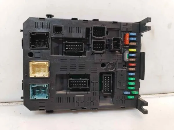 CAJA RELES / FUSIBLES 121409