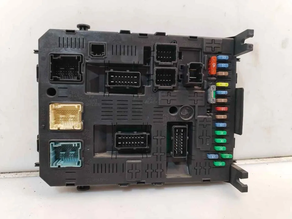 CAJA RELES / FUSIBLES 121409