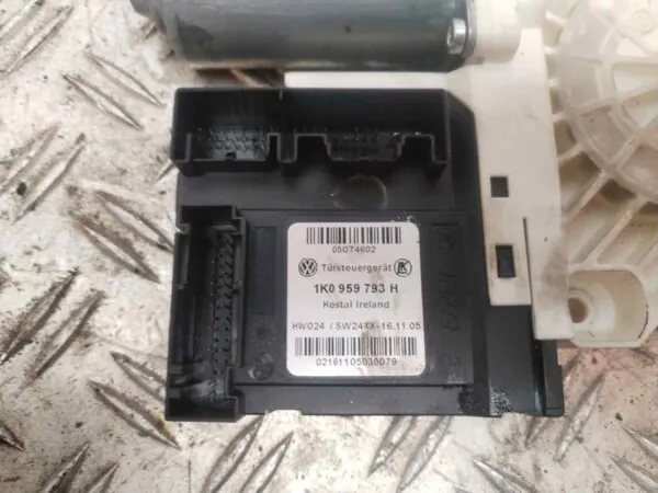 MOTOR ELEVALUNAS DELANTERO IZQUIERDO 122535