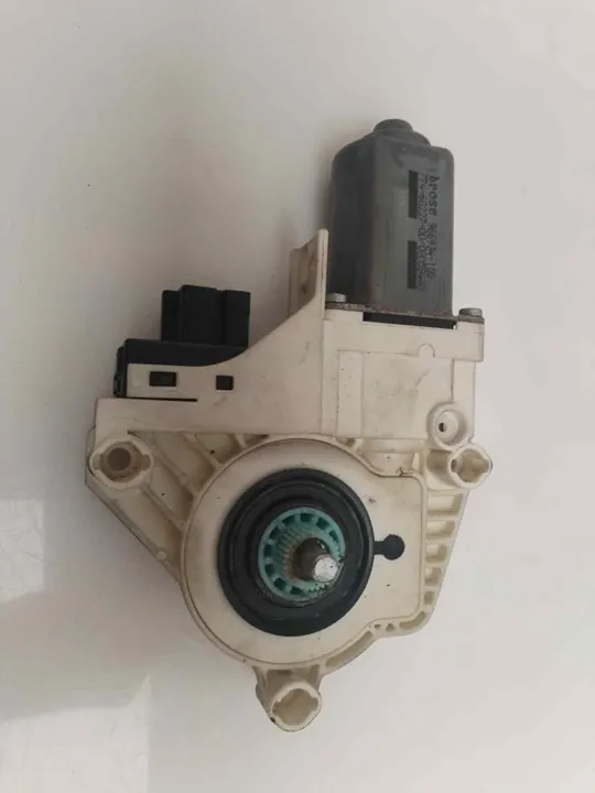 MOTOR ELEVALUNAS DELANTERO DERECHO 123483