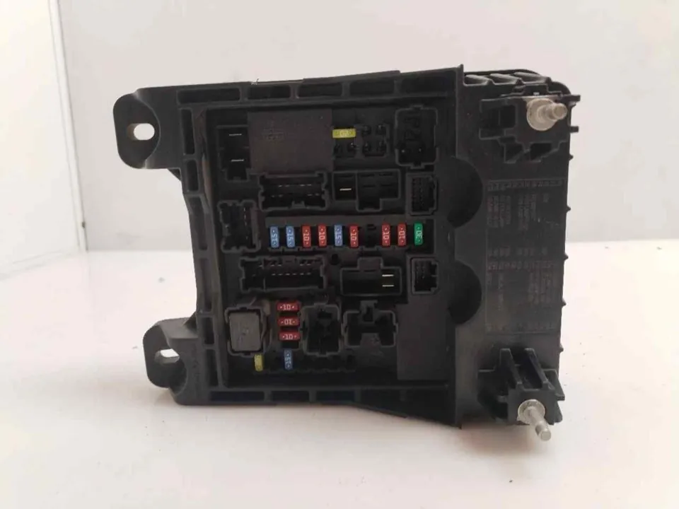 CAJA RELES / FUSIBLES 123469