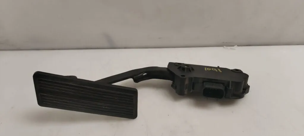 PEDAL ACELERADOR 124982