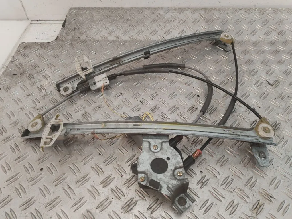 ELEVALUNAS DELANTERO DERECHO 125820