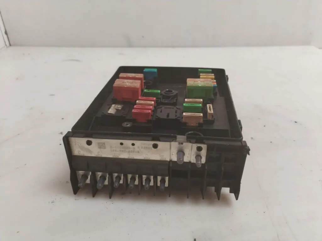 CAJA RELES / FUSIBLES 125301