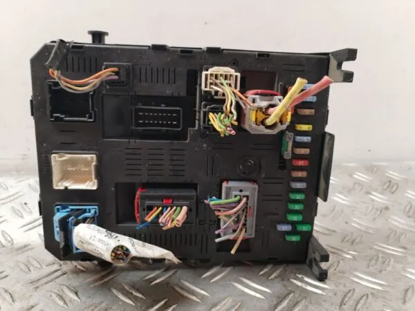 CAJA RELES / FUSIBLES 127009