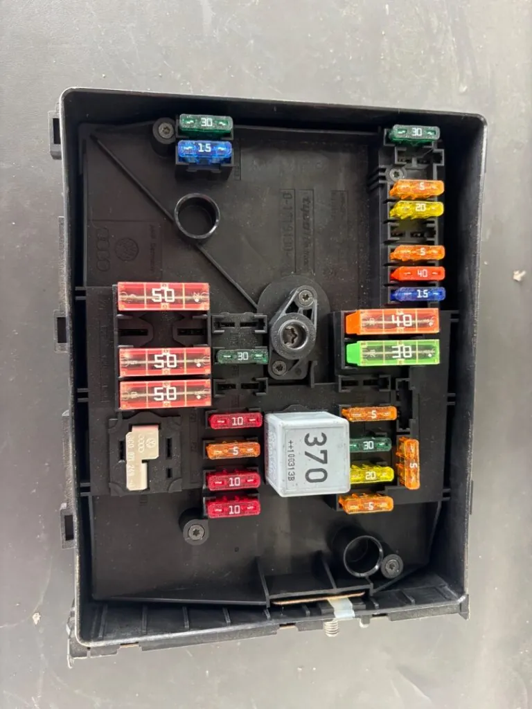 CAJA RELES / FUSIBLES 126903