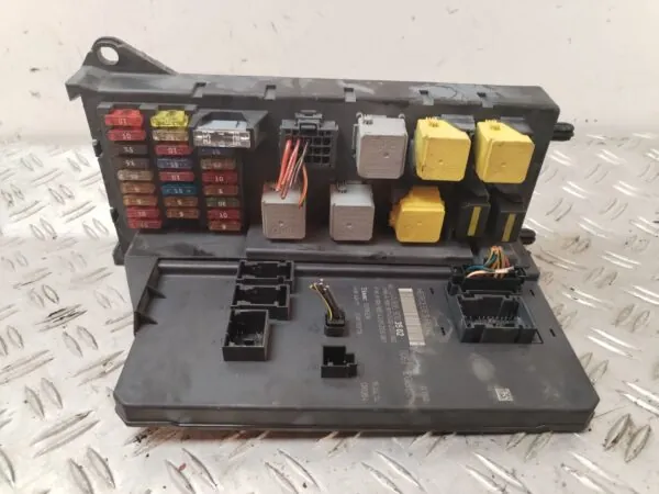 CAJA RELES / FUSIBLES 126746
