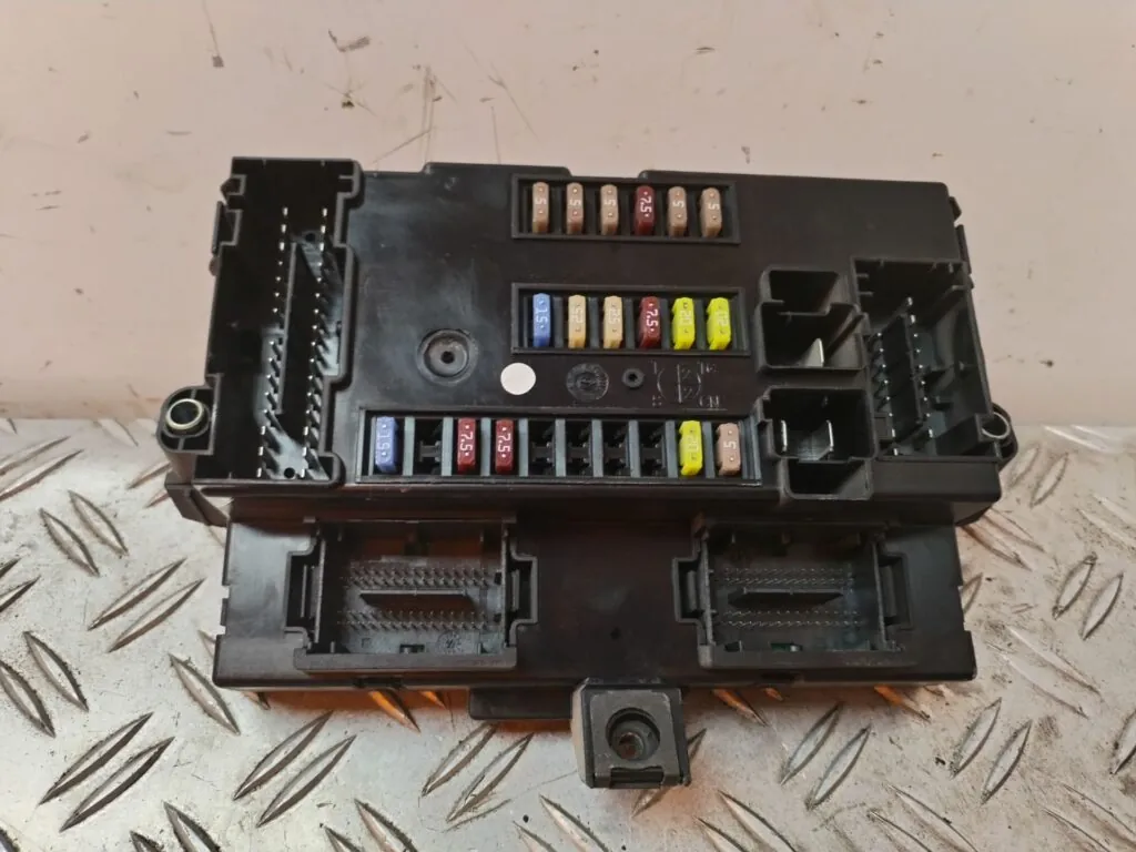 CAJA RELES / FUSIBLES 127334