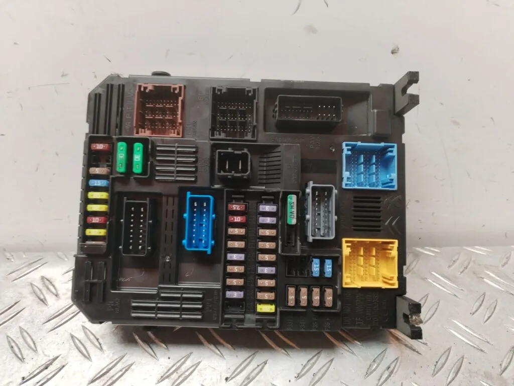 CAJA RELES / FUSIBLES 125982