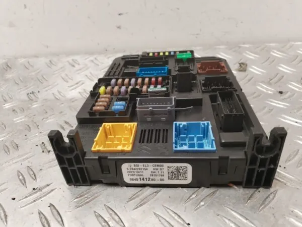 CAJA RELES / FUSIBLES 125982