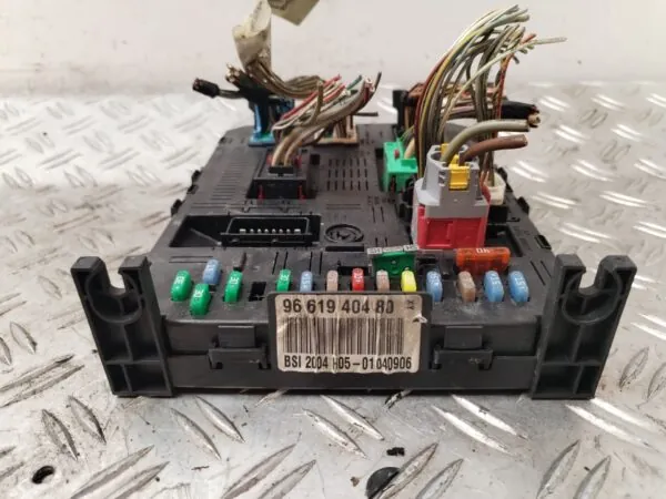 CAJA RELES / FUSIBLES 127008