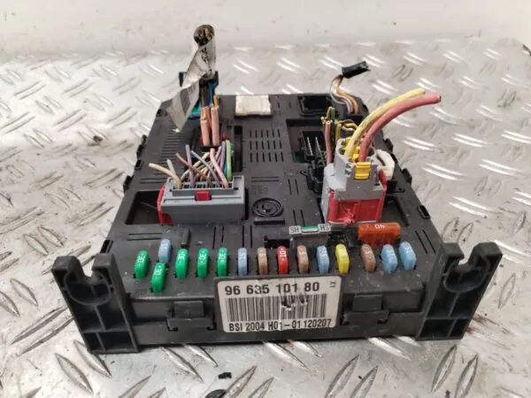 CAJA RELES / FUSIBLES 127009