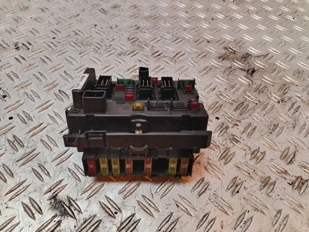 CAJA RELES / FUSIBLES 126406