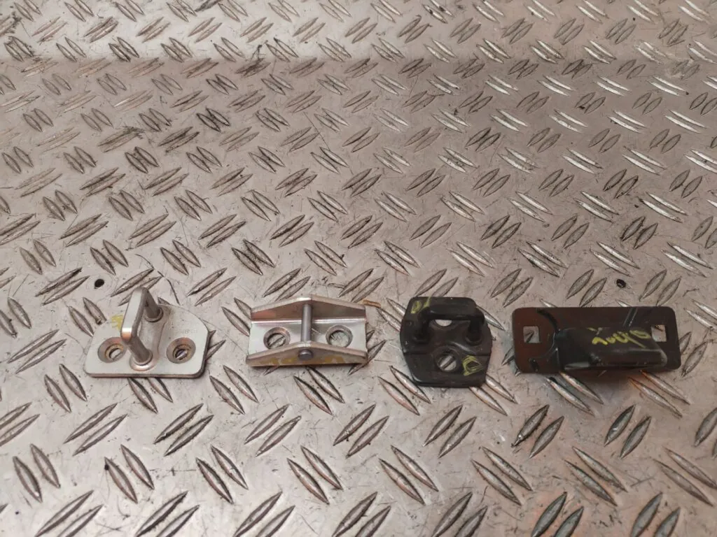 CERRADURA PUERTA LATERAL DERECHA 128641