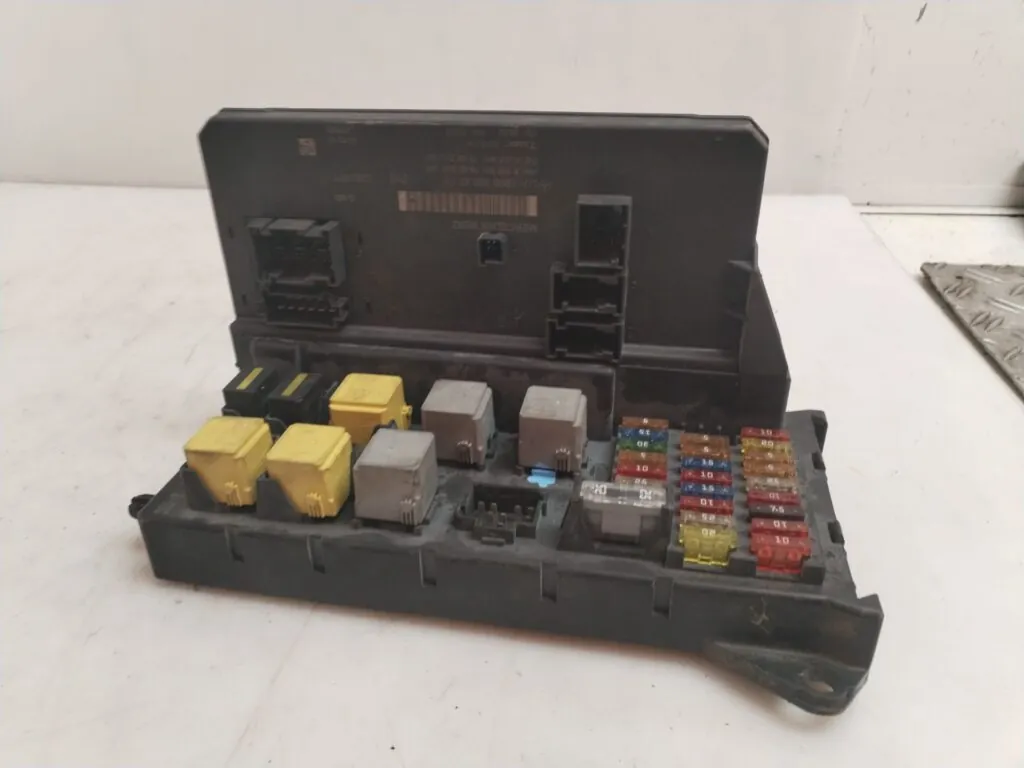 CAJA RELES / FUSIBLES 125381