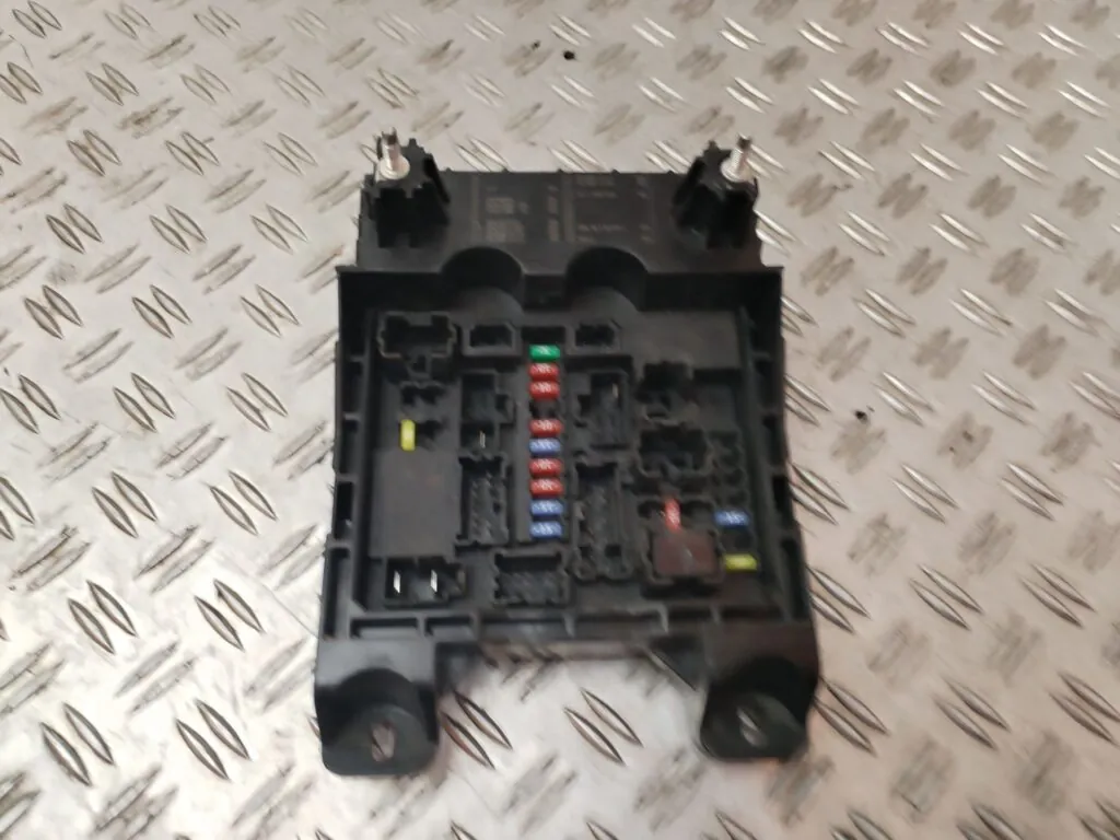 CAJA RELES / FUSIBLES 129056