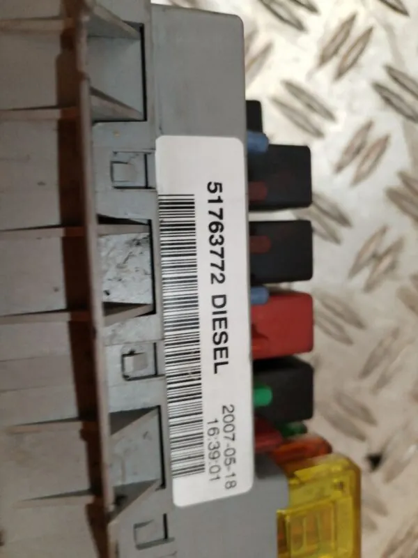 CAJA RELES / FUSIBLES 127112