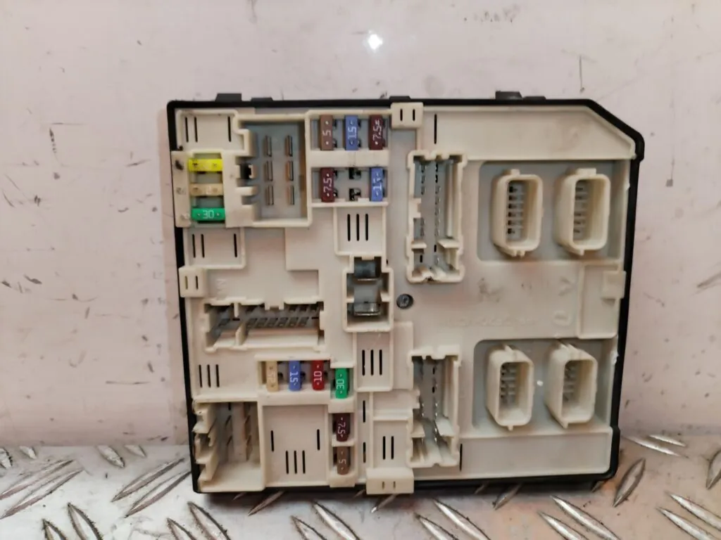 CAJA RELES / FUSIBLES 128688